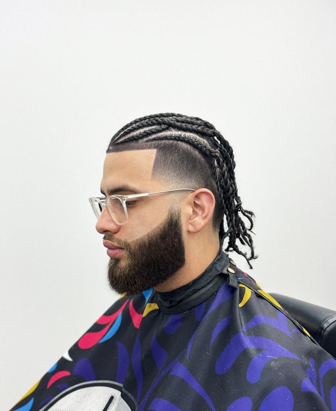 Trenzas cornrow terminadas con una barba perfilada