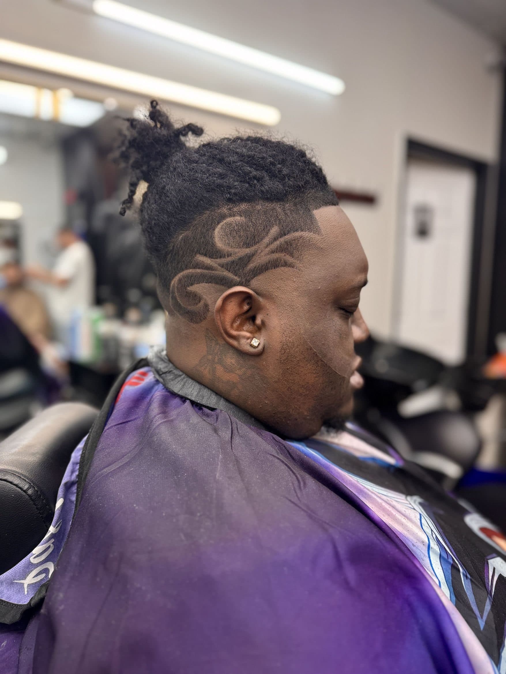 Locs recogidos sobre un diseño rasurado en la sien
