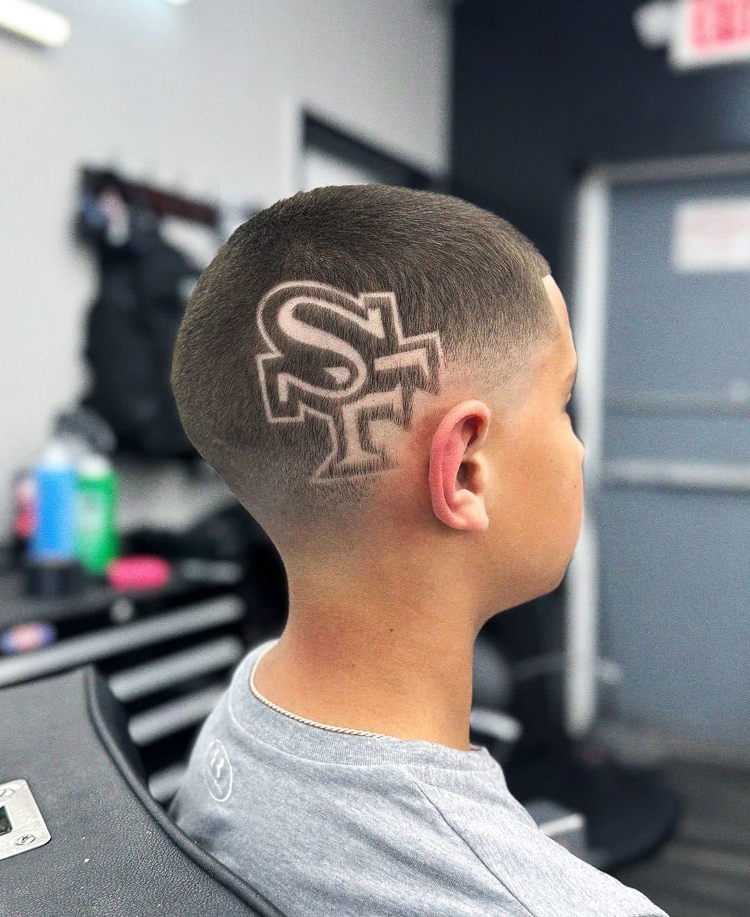 El logo de un equipo rasurado a mano alzada en la parte de atrás de un fade