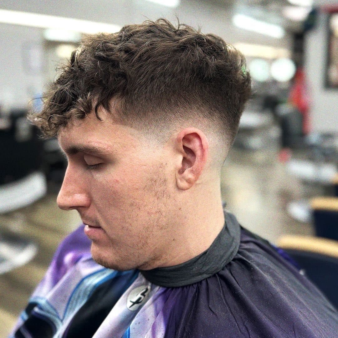 Un crop rizado con textura, con fade a los lados